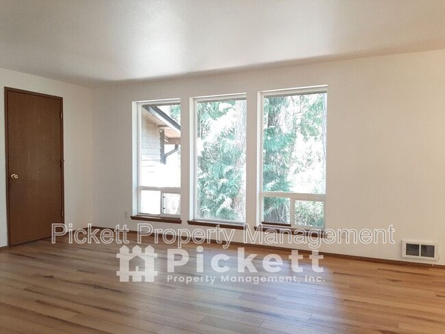 Building Photo - 6451 Lewis NE Dr