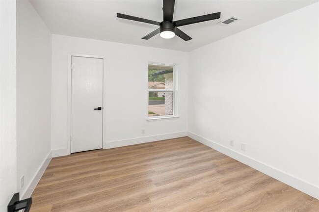 Building Photo - 10603 Cooper Hill Dr