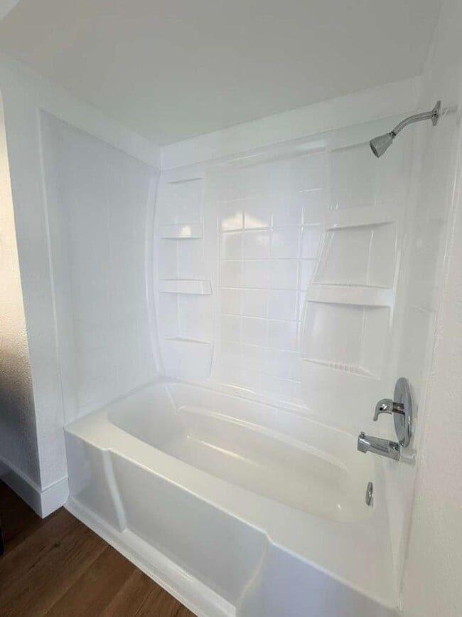 Building Photo - Freshly Updated End-Unit Townhome in the Gated Community of Vista Valencia