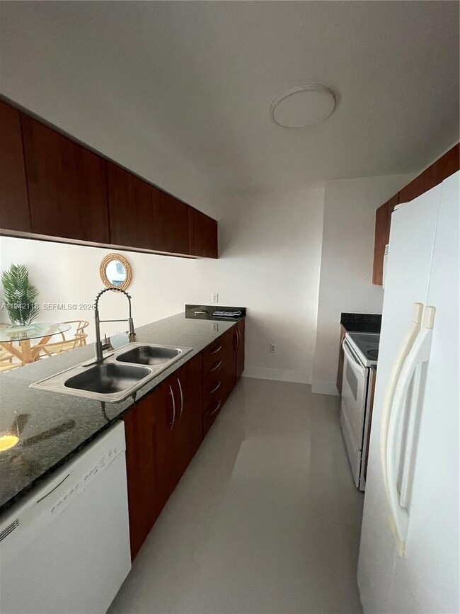 Building Photo - 1200 Brickell Bay Dr