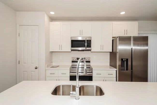 Building Photo - 24 Pinwheel Ln