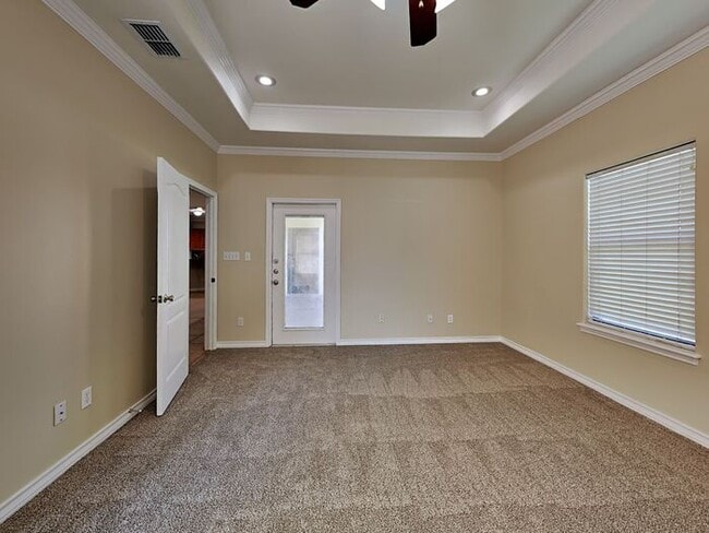 Building Photo - No Application Fee* $500 off first months ...
