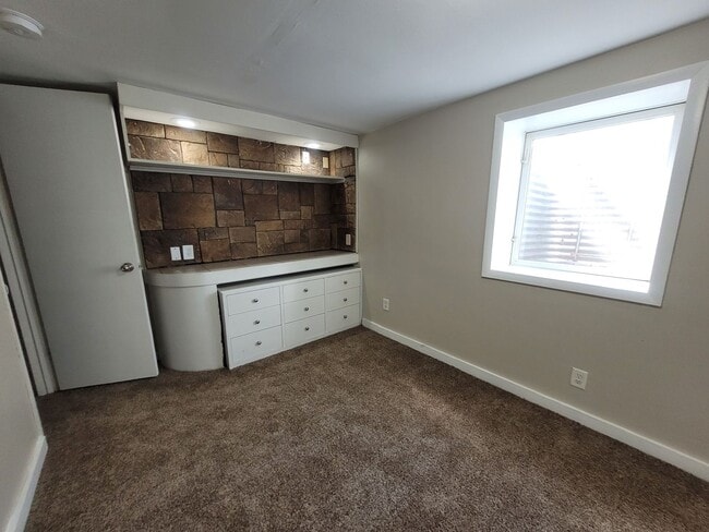 Building Photo - Four bedroom home on Indianola Ave with large yard and two decks!