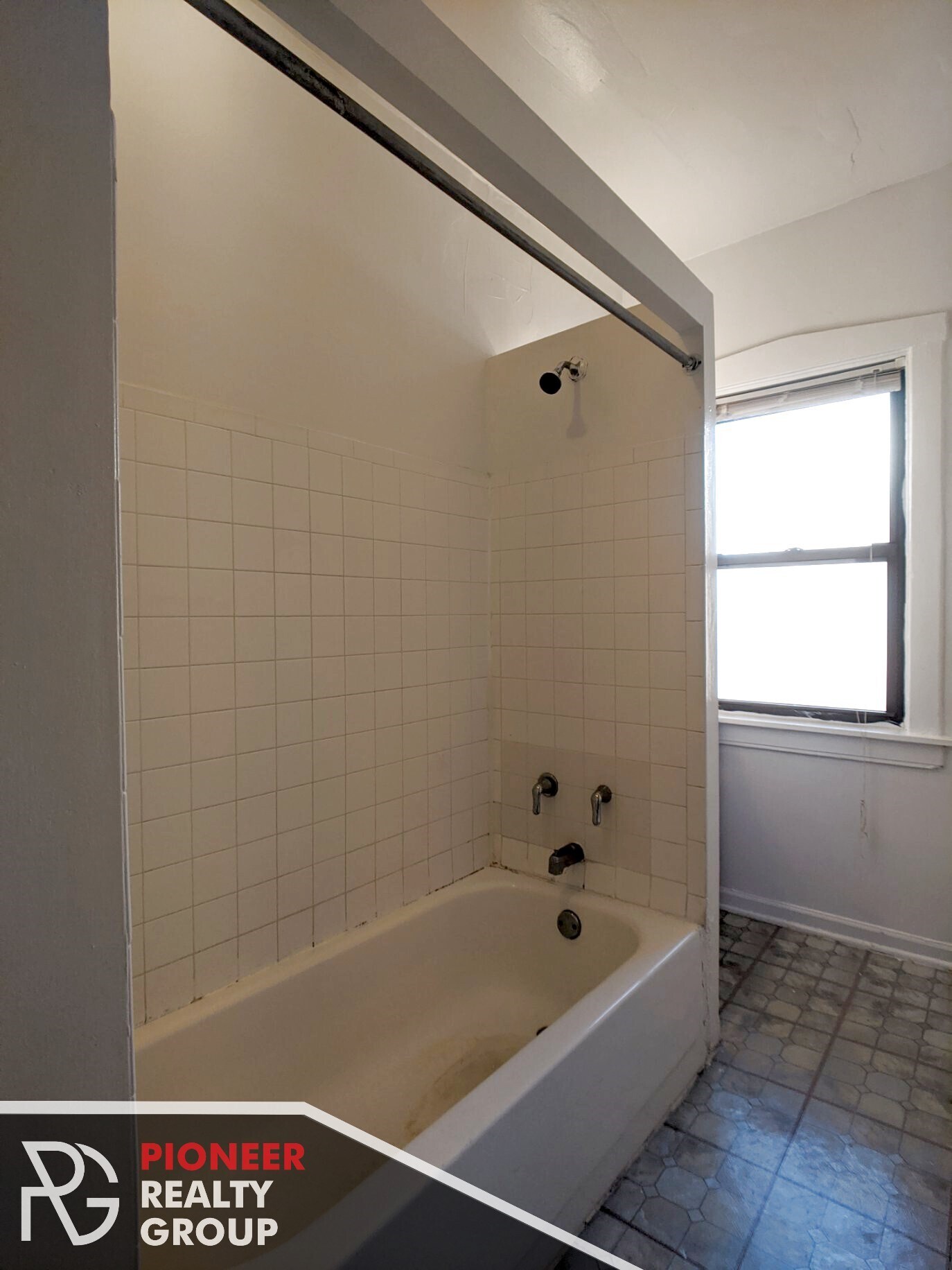 Building Photo - 822 W Waveland Ave