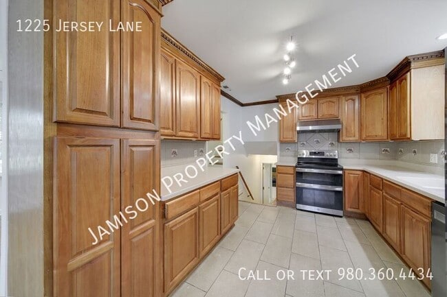 Building Photo - 1225 Jersey Ln