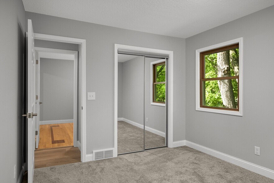 Building Photo - 11004 Oak Knoll Ter N