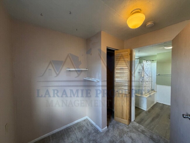 Building Photo - 656 N Cedar St