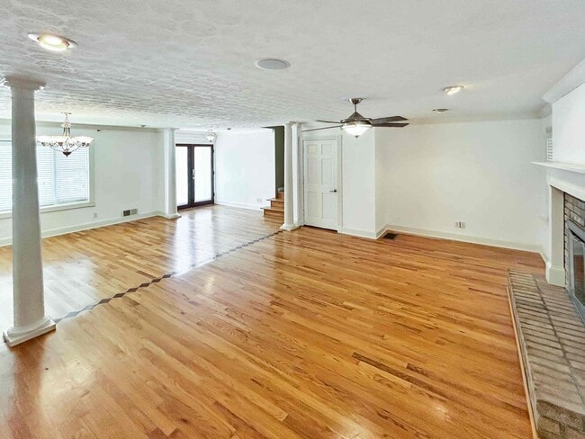 Building Photo - Spacious 3 BR/2 BA Duplex in Austell!
