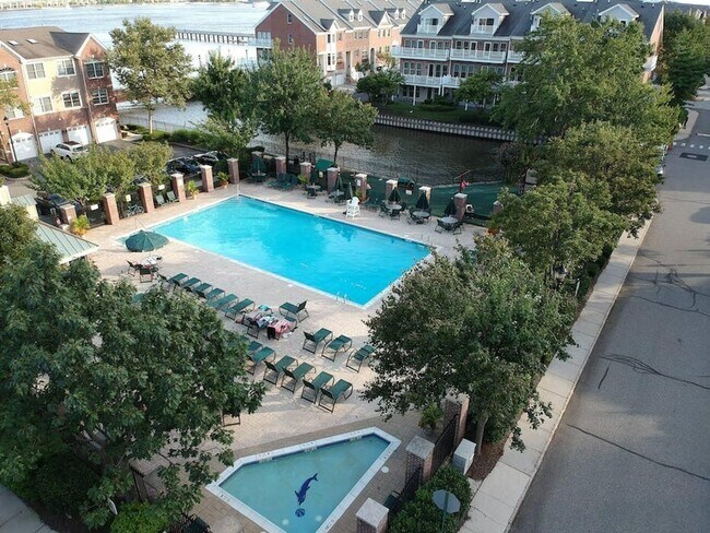 Building Photo - 273 Roslyn Ct