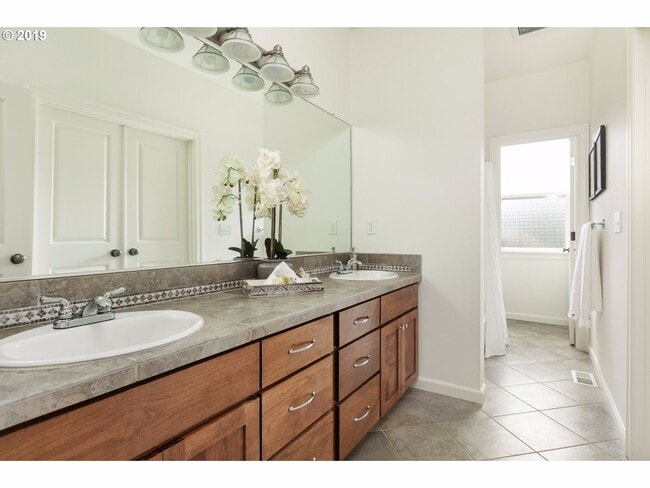 Building Photo - Amazing 3 bed / 2.5 bath Duplex with Bonus Room!