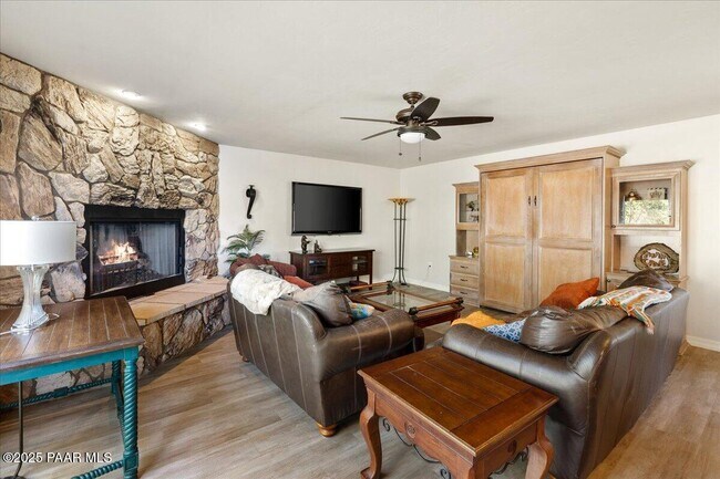 Building Photo - 1844 Foothill Dr