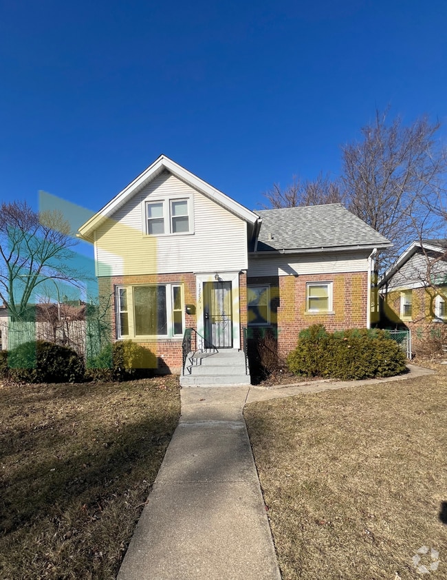 Building Photo - Spacious 4-5 Bedroom, 2-Bath Corner Lot Ho...