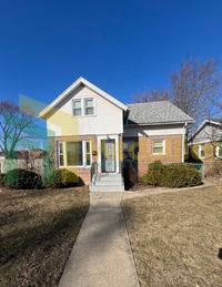 Building Photo - Spacious 4-5 Bedroom, 2-Bath Corner Lot Ho...