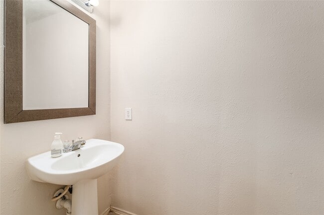 Building Photo - 18218 Thicket Grove Rd