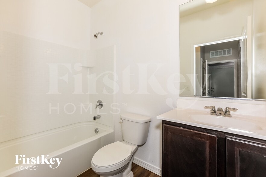 Building Photo - 335 W Powell Dr