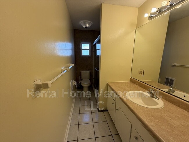 Building Photo - 811 Tangerine St