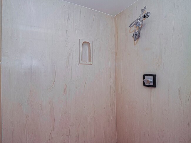 Building Photo - 131 Peppertree Dr