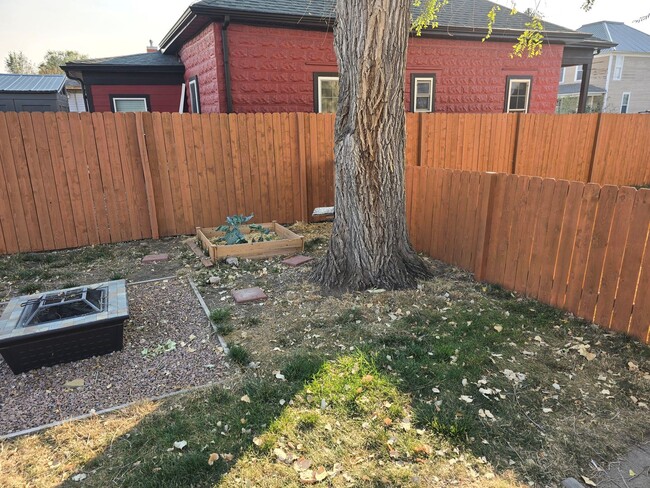 Building Photo - 2 Bed 1.5 Bath