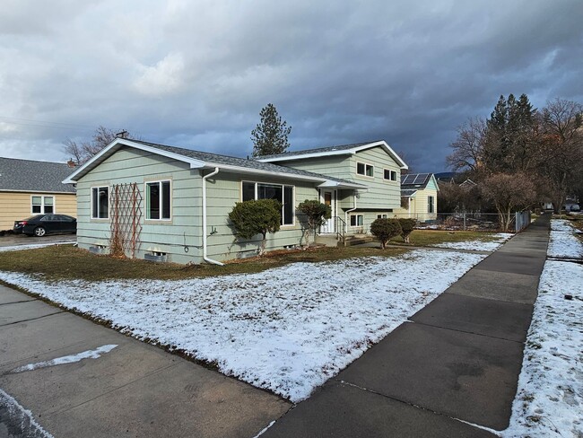 Building Photo - Single Family Home - Lower Rattlesnake