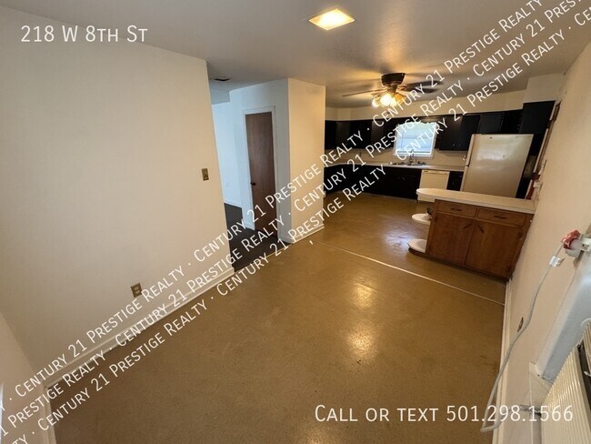 Building Photo - 218 W 8th St