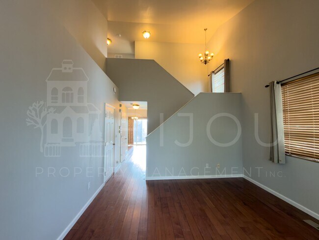 Building Photo - 3739 Range Dr