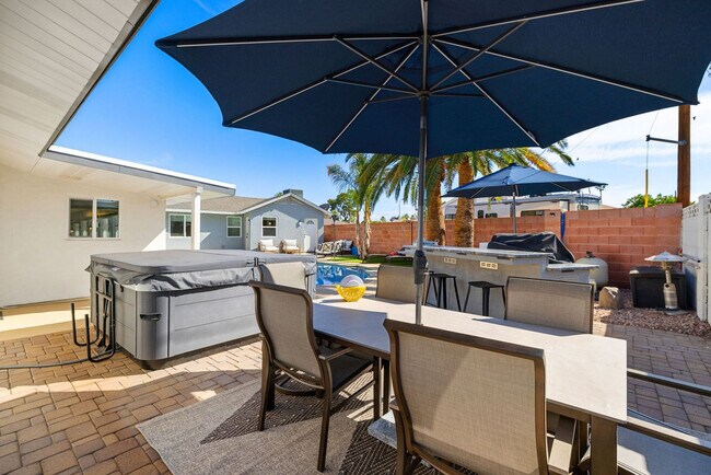 Building Photo - 8259 E Mulberry Ln