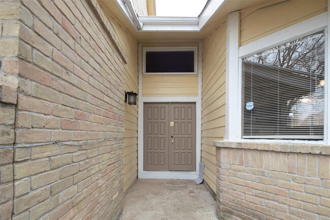 Building Photo - 10619 Chapel Hill Dr