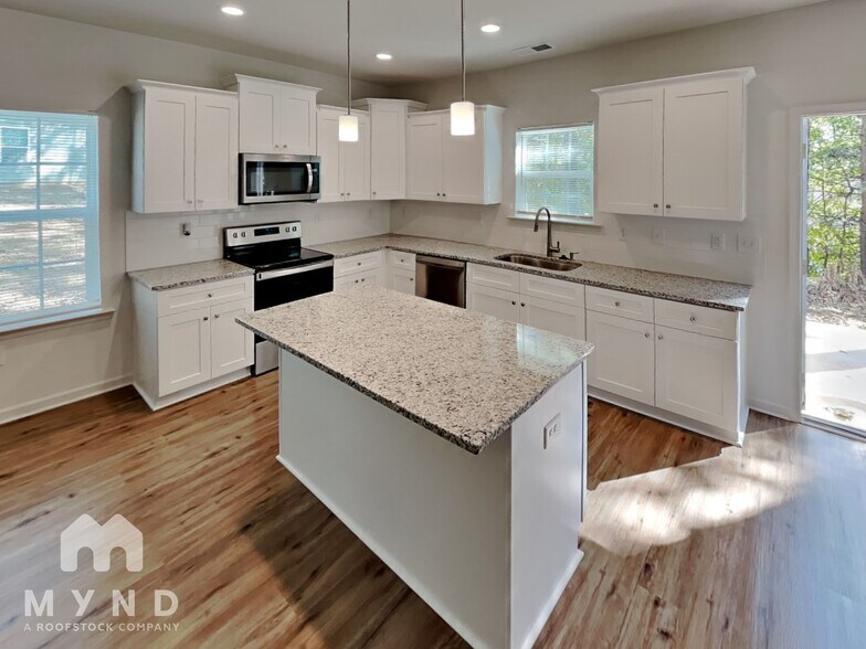 Building Photo - 203 S Skyland Dr
