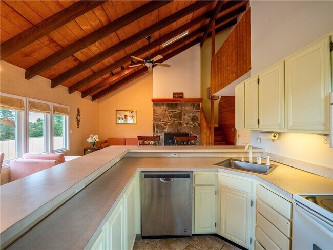 Building Photo - 50 Pines Dr