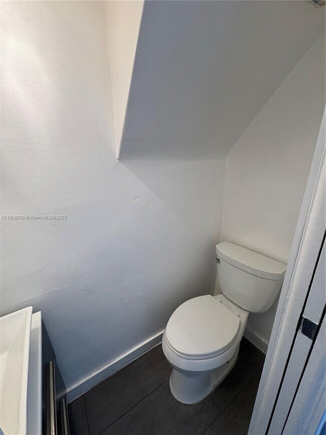 Building Photo - 3011 SW 1st Ave