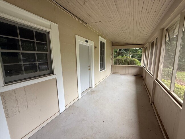 Building Photo - Charming Historic Home – Spacious 2-Bedroo...