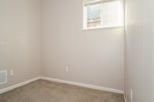 Building Photo - 1260 Summerlea Ave