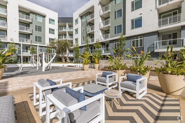 Sun Deck - Vive Luxe