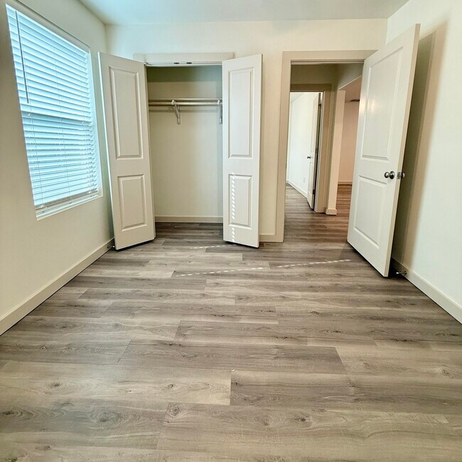 Building Photo - 7702 Elm Ave