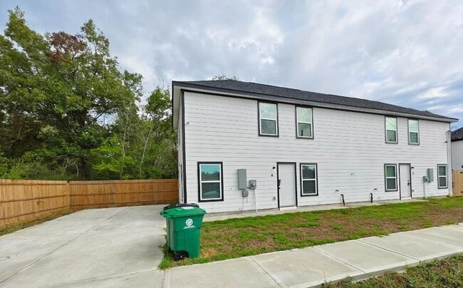 Building Photo - 8215 Hanna St