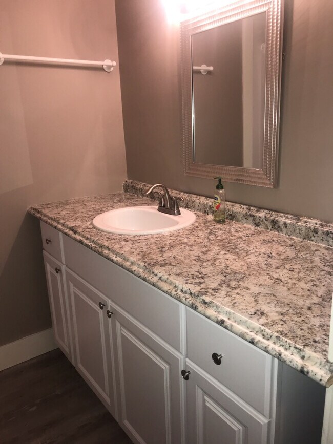 Building Photo - Gorgeous 3 bedroom, 2 bath home in great n...