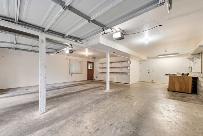 Building Photo - Beautiful & stunning 6-bed, 3-bath house in Edmonds for rent!