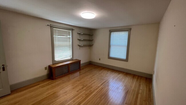 Building Photo - Large 4 Bedroom Apartment All Utilities In...