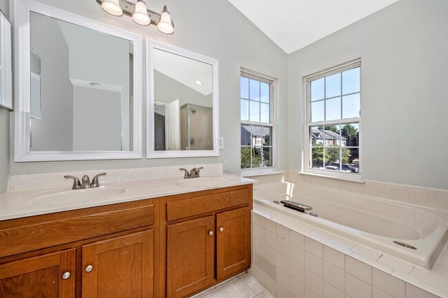 Building Photo - Fantastic End Unit Townhouse For Lease