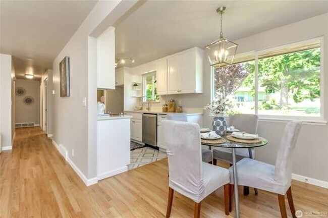 Building Photo - Spacious 3BR House in Federal Way