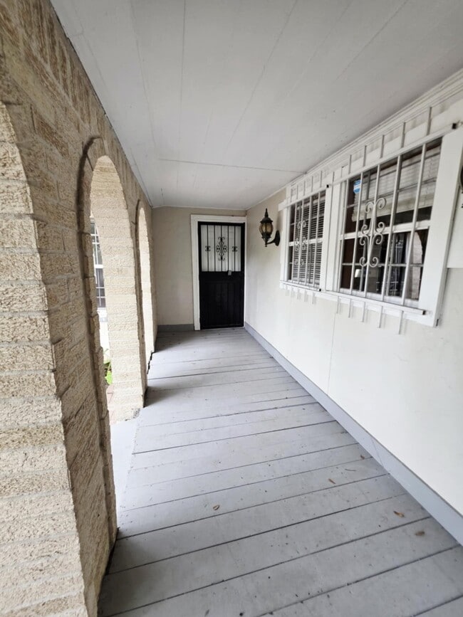 Building Photo - 6109 Saxon Dr
