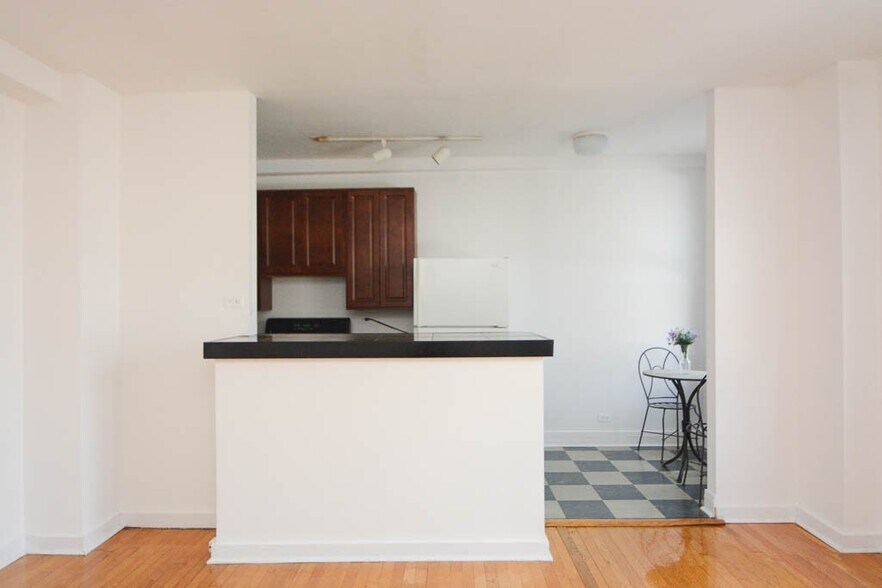 Building Photo - 941 W Carmen Ave