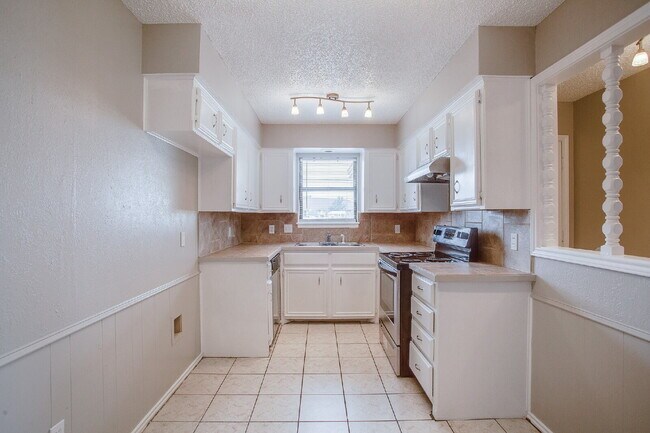 Building Photo - Fully updated 2/1.5/1 in Frenship!