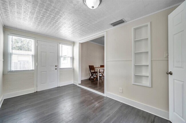 Building Photo - 4000 10th Ave N