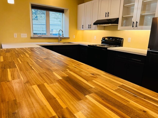 Building Photo - 605 Alderson Ave