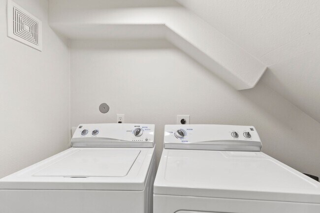 Building Photo - Luxury & Location: Spacious Home Minutes f...