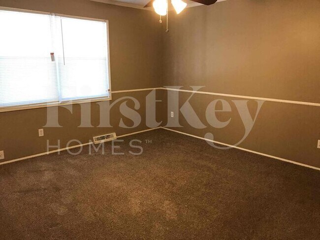 Primary Photo - 5641 N Drury Ave