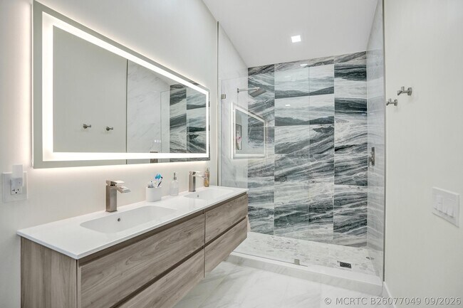 Building Photo - 5355 10th Fairway Dr