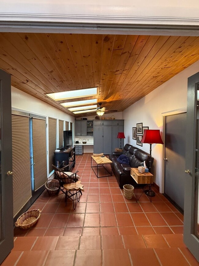 Building Photo - Stunning Fully Furnished 3 Bed-3 Bath Home with Den - Over 2300 Sq Ft.