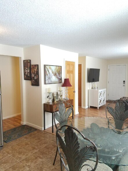 Building Photo - 6035 Main St NE